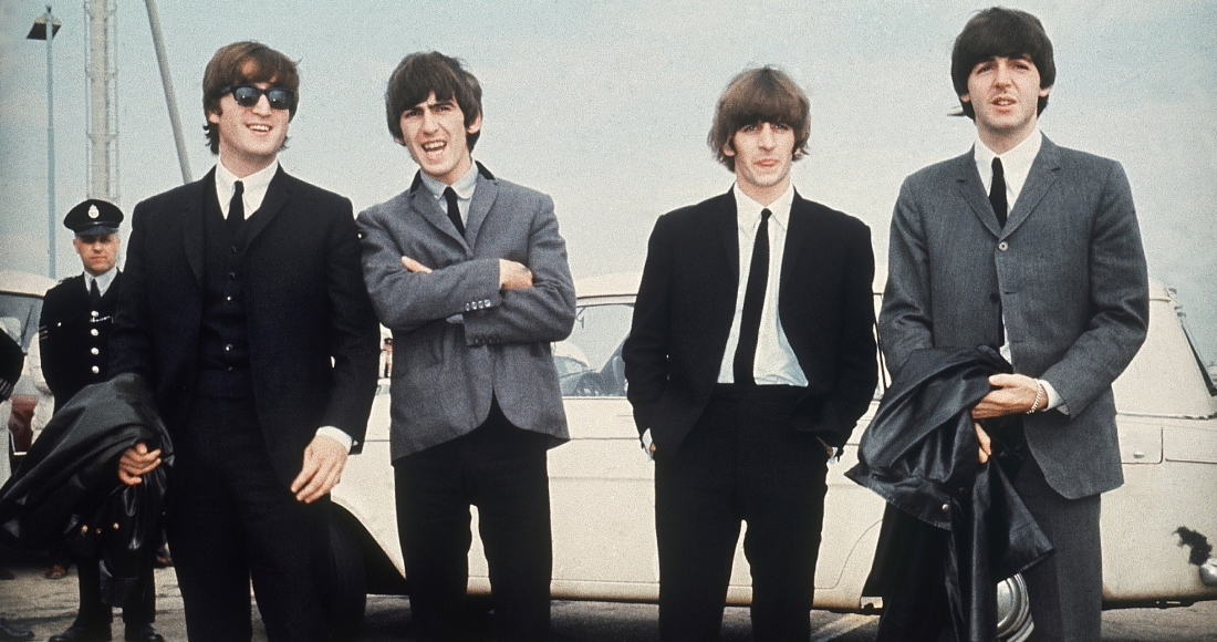 The Beatles, de izquierda a derecha, John Lennon, George Harrison, Ringo Starr y Paul McCartney llegan a Liverpool, Inglaterra el 10 de julio de 1964, para el estreno de su película "A Hard Day's Night".