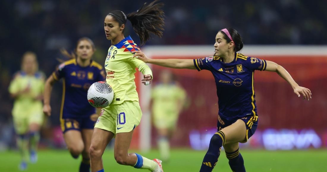 Alison González, del América, y Greta Espinoza, de Tigres, disputan una pelota durante el partido de futbol América contra Tigres, correspondiente a la final de ida del Torneo Apertura 2023, de la Liga BBVA MX Femenil, en el Estadio Azteca. Foto: Edgar Negrete, Cuartoscuro