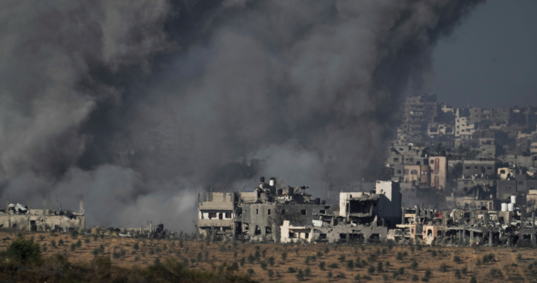 Humo alzándose tras un ataque aéreo israelí en la Franja de Gaza, visto desde el sur de Israel el martes 21 de noviembre de 2023. Foto: Leo Correa, AP.