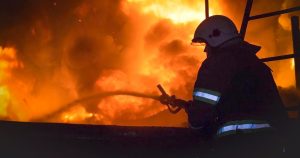 En esta foto, distribuida por el Servicio de Emergencia de Ucrania, personal combate un incendio en Jarkov, Ucrania, el viernes 3 de noviembre de 2023, tras un ataque de drones rusos.