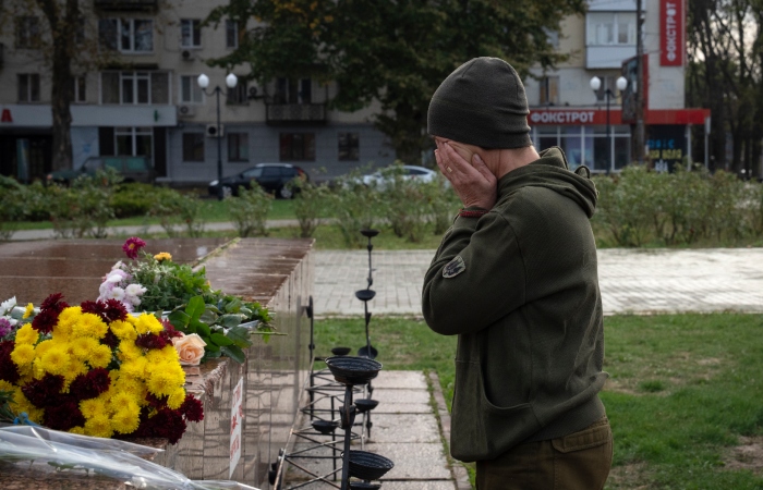 Una mujer perteneciente a las fuerzas armadas ucranianas llora tras colocar flores para recordar a quienes han muerto en la guerra con Rusia, en el primer aniversario de que Ucrania recuperara la ciudad de Jersón de manos de las fuerzas de ocupación rusas, en Jersón, Ucrania, el sábado 11 de noviembre de 2023.