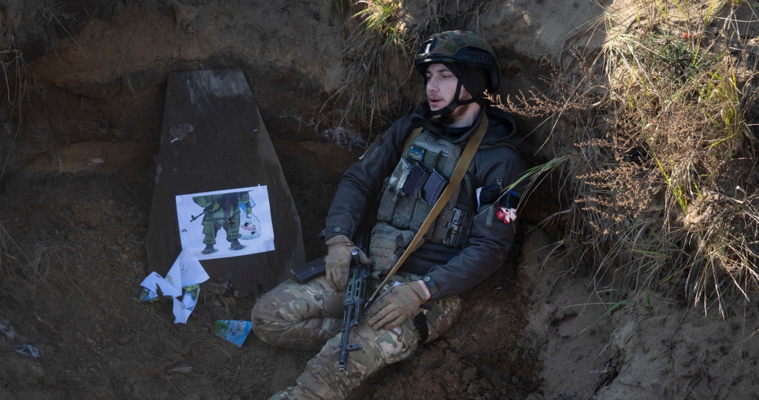 Un soldado de la primera brigada Bureviy (Huracán) de la Guardia Nacional de Ucrania, sentado en una trinchera durante una formación de combate en un centro de entrenamiento en el norte de Ucrania, el 3 de noviembre de 2023.