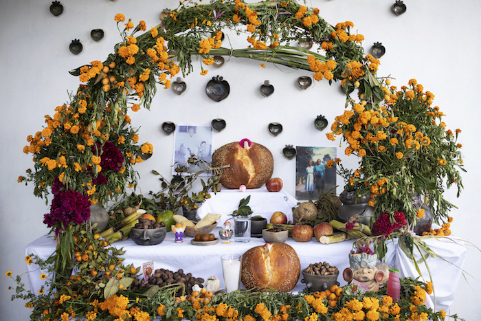 Un altar del Día de Muertos se encuentra en la terraza de la casa de Ana Martínez en Santa María Atzompa, México, el martes 31 de octubre de 2023.