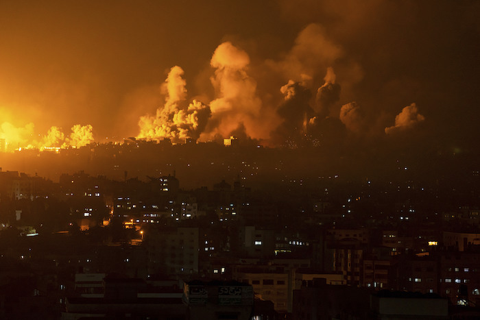 Un ataque aéreo israelí causa fuego y humo en la Ciudad de Gaza, el 8 de octubre de 2023.