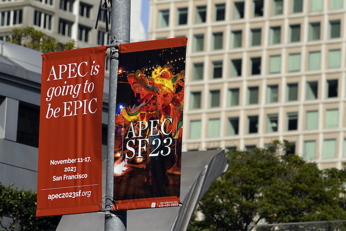 Un cartel de la cumbre APEC da la bienvenida a los visitantes el viernes 10 de noviembre de 2023 en San Francisco.