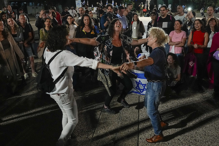 Un grupo de personas celebran la noticia de la liberación de 13 rehenes israelíes que Hamás tenía en la Franja de Gaza, el viernes 24 de noviembre de 2023, en Tel Aviv, Israel.