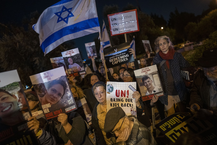 Un grupo de personas se congrega en el exterior de la sede de Naciones Unidas en Jerusalén para pedir la liberación de los rehenes capturados en el ataque de Hamás el 7 de octubre, el 13 de noviembre de 2023.