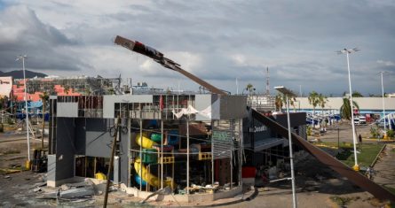 Un helicóptero sobre vuela la zona afectada, dos días después del paso del devastador huracán "Otis", de categoría 5, en Acapulco, México, el viernes 27 de octubre de 2023.