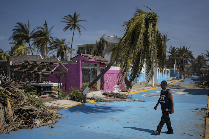 Un hombre pasa por un área dañada después del paso del huracán "Otis", el domingo 29 de octubre de 2023, en Acapulco, México.