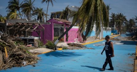 Un hombre pasa por un área dañada después del paso del huracán "Otis", el domingo 29 de octubre de 2023, en Acapulco, México.