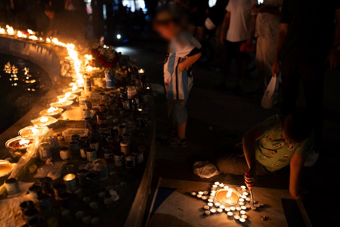 Un niño enciende velas que forman una estrella de David en honor a las víctimas de los ataques de Hamás, durante una vigilia en la plaza Dizengoff, en el centro de Tel Aviv, Israel, el 18 de octubre de 2023.