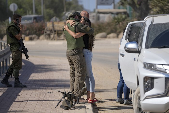 Un soldado israelí abraza a su pareja cerca de la frontera con la Ciudad de Gaza, en el sur de Israel, el 20 de octubre de 2023.