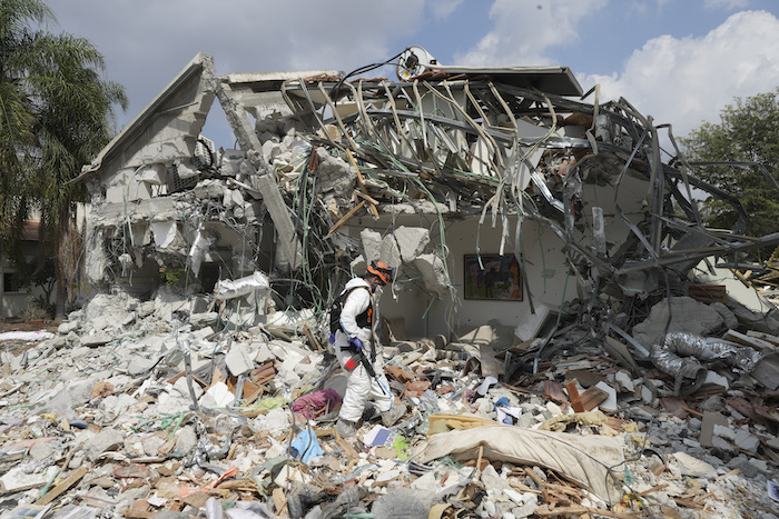 Un soldado israelí pasa junto a una vivienda destrozada por insurgentes de Hamás en el kibutz de Be'eri, el 11 de octubre de 2023.