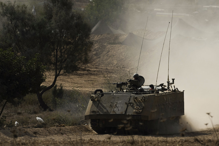 Un transporte blindado de tropa israelí se acerca a la frontera con Gaza, sur de Israel, martes 31 de octubre de 2023.