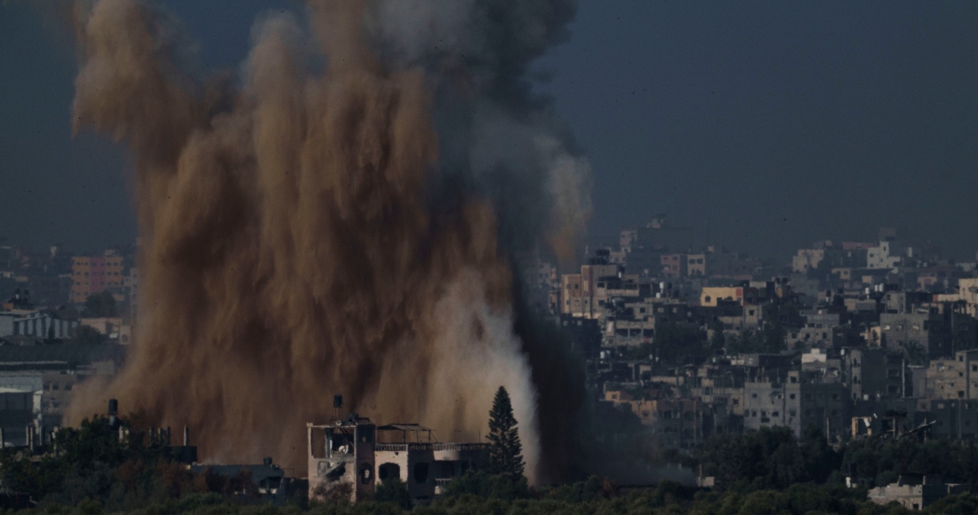 Una explosión por un ataque aéreo israelí en la Franja de Gaza el viernes 10 de noviembre de 2023 es captada desde el sur de Israel.