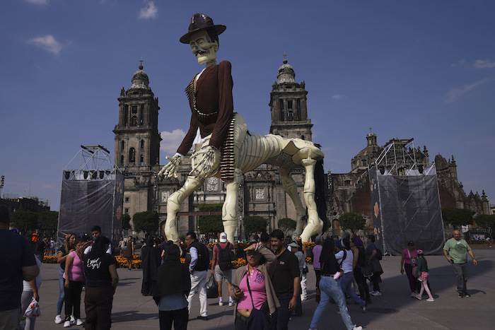 Una figura de una catrina en representación del revolucionario mexicano Pancho Villa por la celebración del Día de Muertos en el Zócalo, la principal plaza de Ciudad de México, el martes 31 de octubre de 2023.