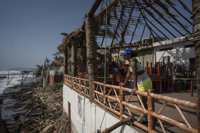 Una mujer observa desde un área dañada después del paso del huracán "Otis", el domingo 29 de octubre de 2023, en Acapulco, México.