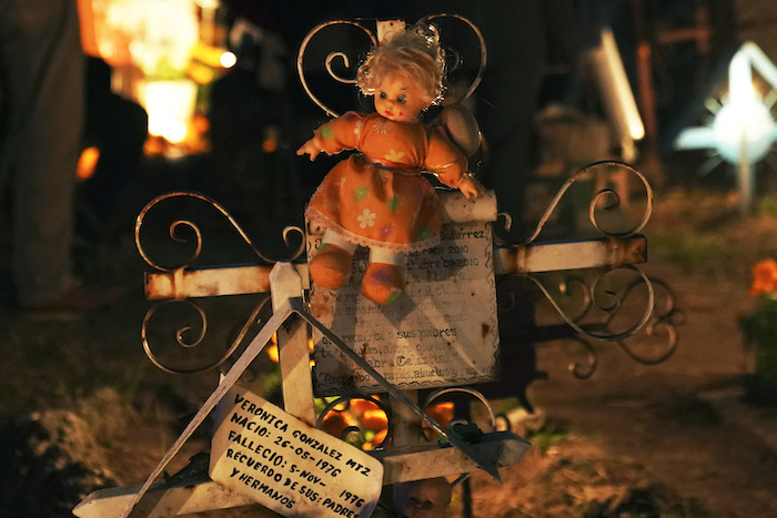 Una muñeca decora la tumba de un recién nacido en el cementerio de San Gregorio Atlapulco durante las festividades del Día de Muertos en las afueras de la Ciudad de México, el miércoles 1 de noviembre de 2023.