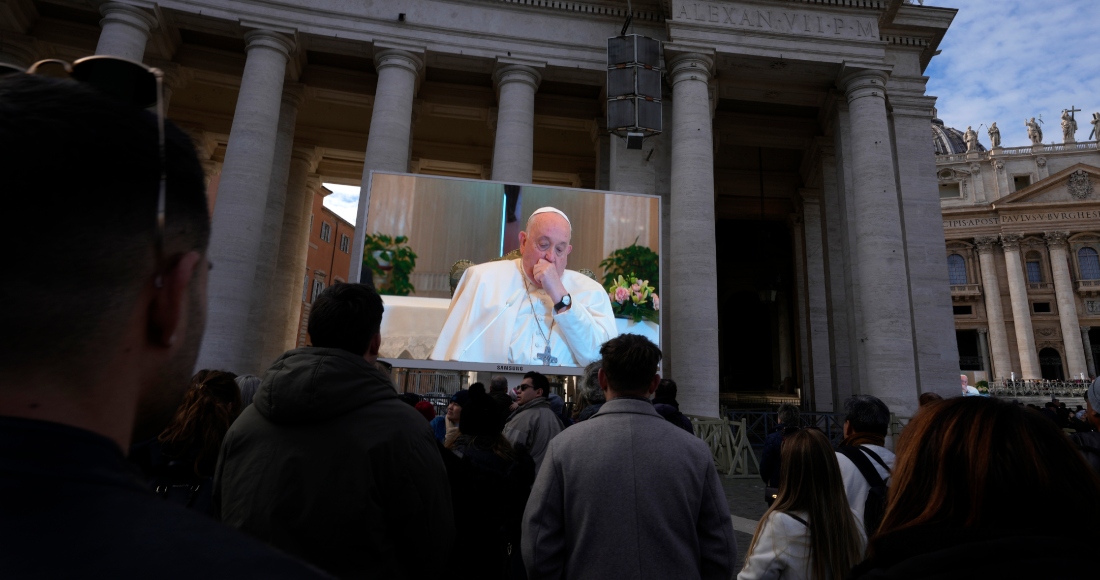 Una pantalla gigante muestra al Papa Francisco tosiendo durante la plegaria del Ángelus, emitida desde la capilla del hotel vaticano donde reside, el domingo 26 de noviembre de 2023.