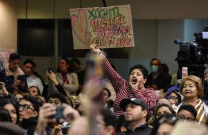 Simpatizantes reciben a Xóchitl Gálvez, precandidata del Frente Amplio por México para la presidencia de le República, a la reunión "Diálogos Ciudadanos", en la colonia Verónica Anzures.