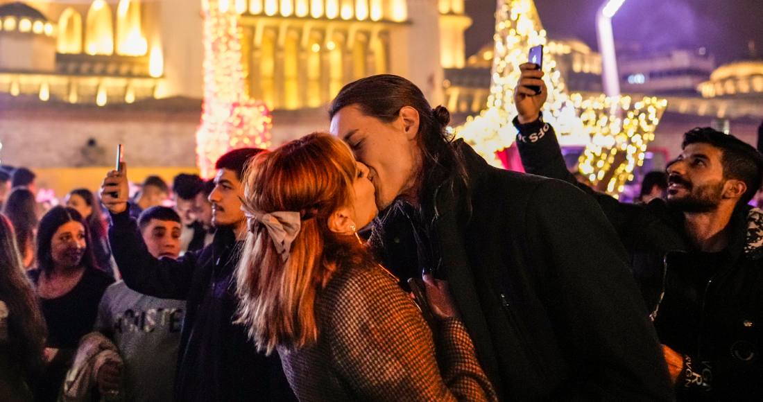 Una pareja se besa para celebrar la llegada del Año Nuevo el 1 de enero de 2024, en la Plaza Taksim, en el centro de Estambul, Turquía.