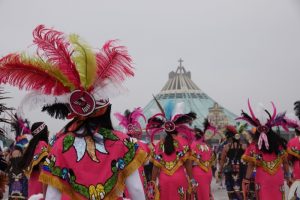 Miles de mexicanos corearon la canción tradicional mexicana de cumpleaños “Las Mañanitas” en la Basílica de Nuestra Señora de Guadalupe el martes en honor de la Virgen en el 492 aniversario de su aparición en 1531.