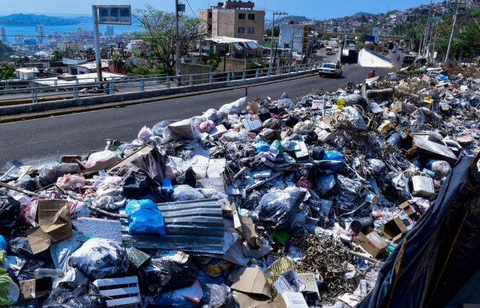 Grandes cantidades de basura se acumulan en calles y avenidas del puerto de Acapulco; los problemas de recolección de los residuos que ya tenía el municipio se agrandaron con el desastre que dejó el huracán "Otis". Todo tipo de desechos se observan en la vía pública, por lo que se ha pedido paciencia a la población ante la situación que ha rebasado a las autoridades. 