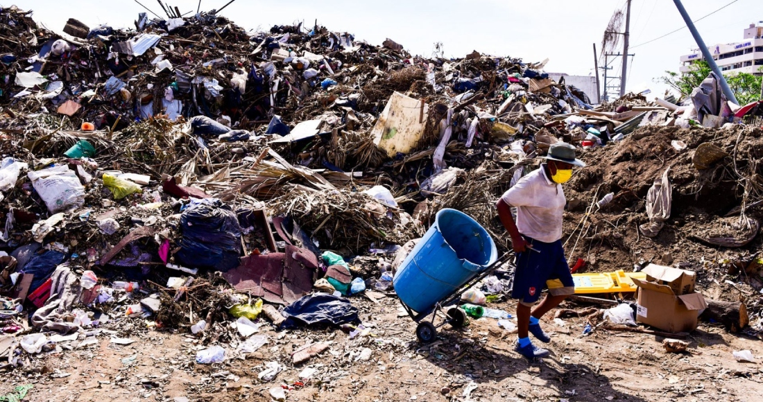 Toneladas de basura se han producido en el puerto de Acapulco desde el paso del huracán "Otis".