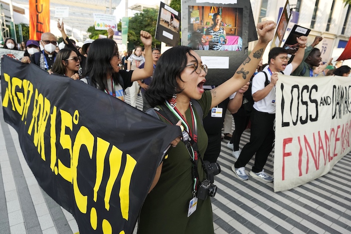 Activistas manifestándose por la justicia climática y un cese el fuego durante la cumbre climática COP28 en Dubái, Emiratos Árabes Unidos, el 9 de diciembre de 2023.