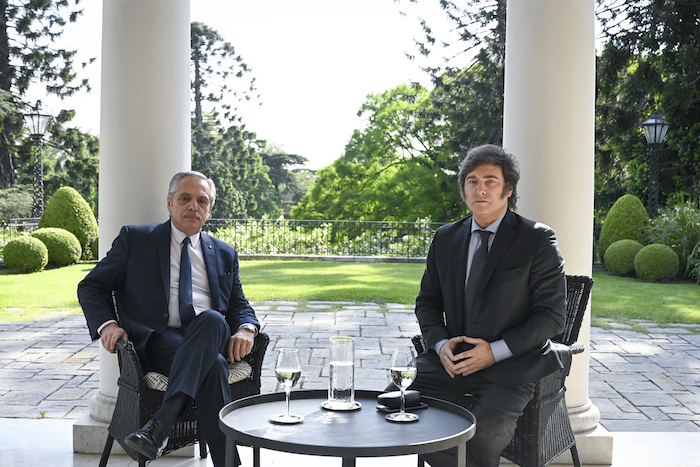 En esta fotografía publicada por la Presidencia de Argentina, el Presidente electo Javier Milei, a la derecha, y el Presidente de Argentina, Alberto Fernández, posan durante una reunión en la residencia de Gobierno, en Buenos Aires, Argentina, el martes 21 de noviembre de 2023.