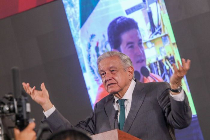 El Presidente Andrés Manuel López Obrador dijo que las y los opositores de Samuel García Sepúlveda, es decir, el Partido Revolucionario Institucional (PRI) y el Partido Acción Nacional (PAN), "son capaces hasta de dar un golpe de Estado" en Nuevo León para descarrilar la precandidatura presidencial de Movimiento Ciudadano (MC), pues ésta dividía el voto de las clases medias en México.