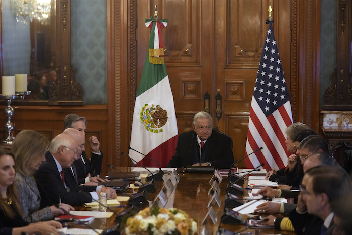 El Presidente mexicano, Andrés Manuel López Obrador, en el centro, en un encuentro con el Secretario de Estado estadounidense, Antony Blinken, arriba a la izquierda, parcialmente tapado, y la Secretaria de Relaciones Exteriores mexicana, Alicia Bárcena, arriba a la derecha, en el Palacio Nacional, la oficina y residencia del Presidente, en Ciudad de México, el miércoles 27 de diciembre de 2023.