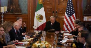 El Presidente mexicano, Andrés Manuel López Obrador, en el centro, en un encuentro con el Secretario de Estado estadounidense, Antony Blinken, arriba a la izquierda, parcialmente tapado, y la Secretaria de Relaciones Exteriores mexicana, Alicia Bárcena, arriba a la derecha, en el Palacio Nacional, la oficina y residencia del Presidente, en Ciudad de México, el miércoles 27 de diciembre de 2023.