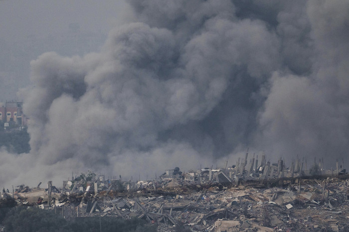 Una columna de humo marca el lugar donde se produjo un bombardeo israelí en Gaza, visto desde el sur de Israel, el 7 de diciembre de 2023.