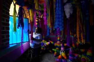 María de Lourdes Ortiz Zacarías vende piñatas en su pequeño negocio familiar en Acolman, al norte de Ciudad de México, el miércoles 13 de diciembre de 2023. La familia empezó con su local en Acolman, donde la madre de Ortiz Zacarías era conocida como "la reina de las piñatas" antes de su fallecimiento.