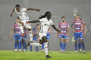 Los jugadores de la Liga Deportiva Universitaria de Quito festejan tras imponerse a Fortaleza de Brasil en la final, el 28 de octubre de 2023, en Maldonado, Uruguay.