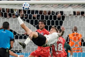 Roger Guedes, de Corinthians de Brasil, anota con una chilena frente a Kevin Mac Allister y Santiago Montiel, de Argentinos Juniors, durante un partido de la Copa Libertadores, disputado en Sao Paulo el 19 de abril de 2023.