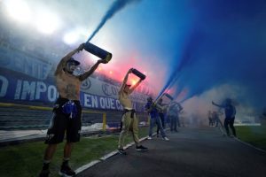 Un grupo de aficionados del club Millonarios anima a su club antes del partido por el título ante Atlético Nacional en el Estadio el Campín de Bogotá, el 24 de junio de 2023. 