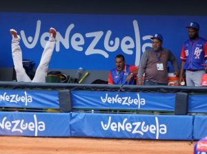 El boricua Edwin Díaz cae a la cueva mientras perseguía una pelota durante el juego de la Serie del Caribe ante República Dominicana, realizado el 4 de febrero de 2023, en La Guaira, Venezuela 