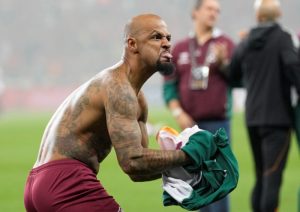 Felipe Melo, del Fluminense de Brasil, muestra la lengua al celebrar la victoria por 2-1 sobre Internacional en la vuelta de las semifinales de la Copa Libertadores, en Porto Alegre, el 4 de octubre de 2023.