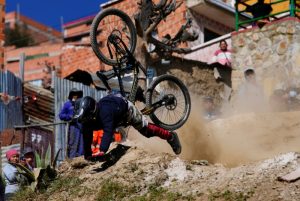 El ciclomontañista Carlos Barrientos cae durante la competencia de descenso libre en La Paz, el 21 de mayo de 2023