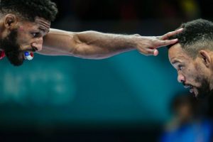 El estadounidense Nahshon Garrett (izquierda) y el cubano Alejandro Valdés compiten en la final de lucha estilo libre, dentro de la división de los 65 kilogramos en los Juegos Panamericanos de Santiago, el 2 de noviembre de 2023.