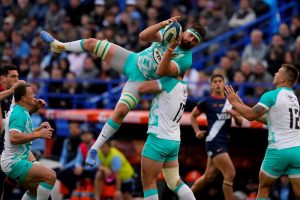 El sudafricano Jean Kleyn atrapa el balón durante un duelo de rugby ante Argentina en Buenos Aires, el 5 de agosto de 2023.