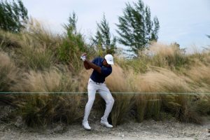 Tiger Woods realiza un golpe desde el rough durante una ronda de práctica para el Hero World Challenge PGA Tour en New Providence, Bahamas, el 29 de noviembre de 2023