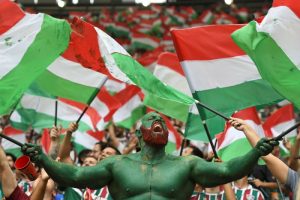 Un seguidor de Fluminense de Brasil agita una bandera antes de la final de la Copa Libertadores frente a Boca Juniors de Argentina en el Maracaná de río de Janeiro, el sábado 4 de noviembre de 2023