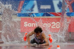 El canadiense Jean-Simon Desgagnes cae a la ría durante la final del steeplechase en los Juegos Panamericanos de Santiago, el 4 de noviembre de 2023