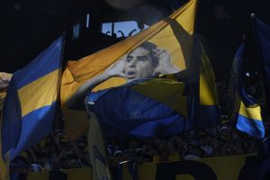 Hinchas de Boca Juniors agitan una manta con la imagen del vicepresidente del club Juan Román Riquelme durante un partido de la liga nacional ante River Plate en La Bombonera de Buenos Aries, el 1 de octubre de 2023