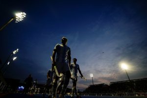 Los seleccionados argentinos de hockey sobre césped se dirigen a los vestuarios en el intermedio de un partido ante Chile, en los Juegos Panamericanos de Santiago, el 27 de octubre de 2023