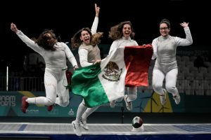 Las integrantes del equipo mexicano de esgrima festejan tras conquistar la presea de bronce en los Juegos Panamericanos de Santiago, el 2 de noviembre de 2023