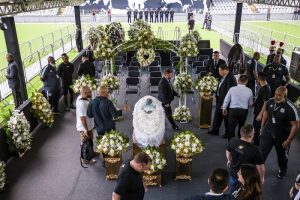 Pelé yace en su féretro, colocado en la cancha del Estadio Vila Belmiro en Santos, Brasil, el 2 de enero de 2023 